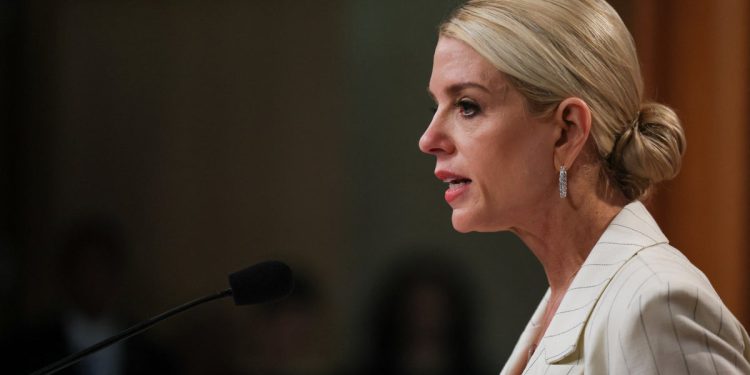 Pam Bondi završava politiku iz ere Bidena kako bi pušio curenja novinarima