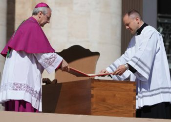 Papa Franjo koji će biti pokopan srčanim napomenama u konačnom počast kasnom pontifu