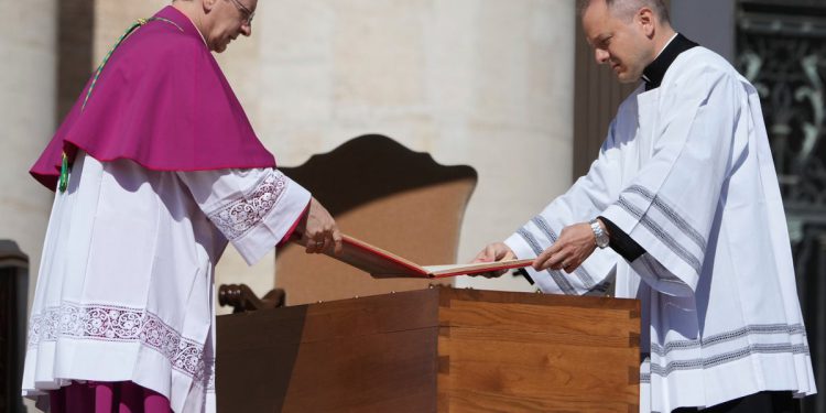 Papa Franjo koji će biti pokopan srčanim napomenama u konačnom počast kasnom pontifu