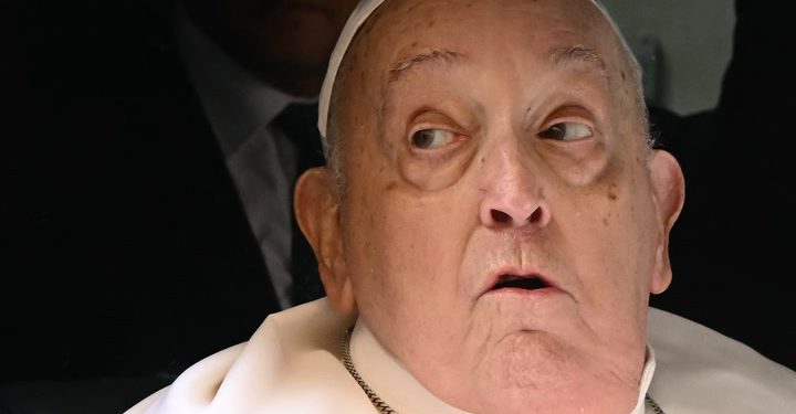 Papa se rijetko javno pojavljuje na uskrsnoj službi nakon bolnice | Vijesti