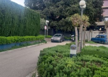 Parkirano auto na ulazu u šetnicu u Uvali Lapad, sudionici međunarodnog turnira tenisa u kolicima nisu mogli proći