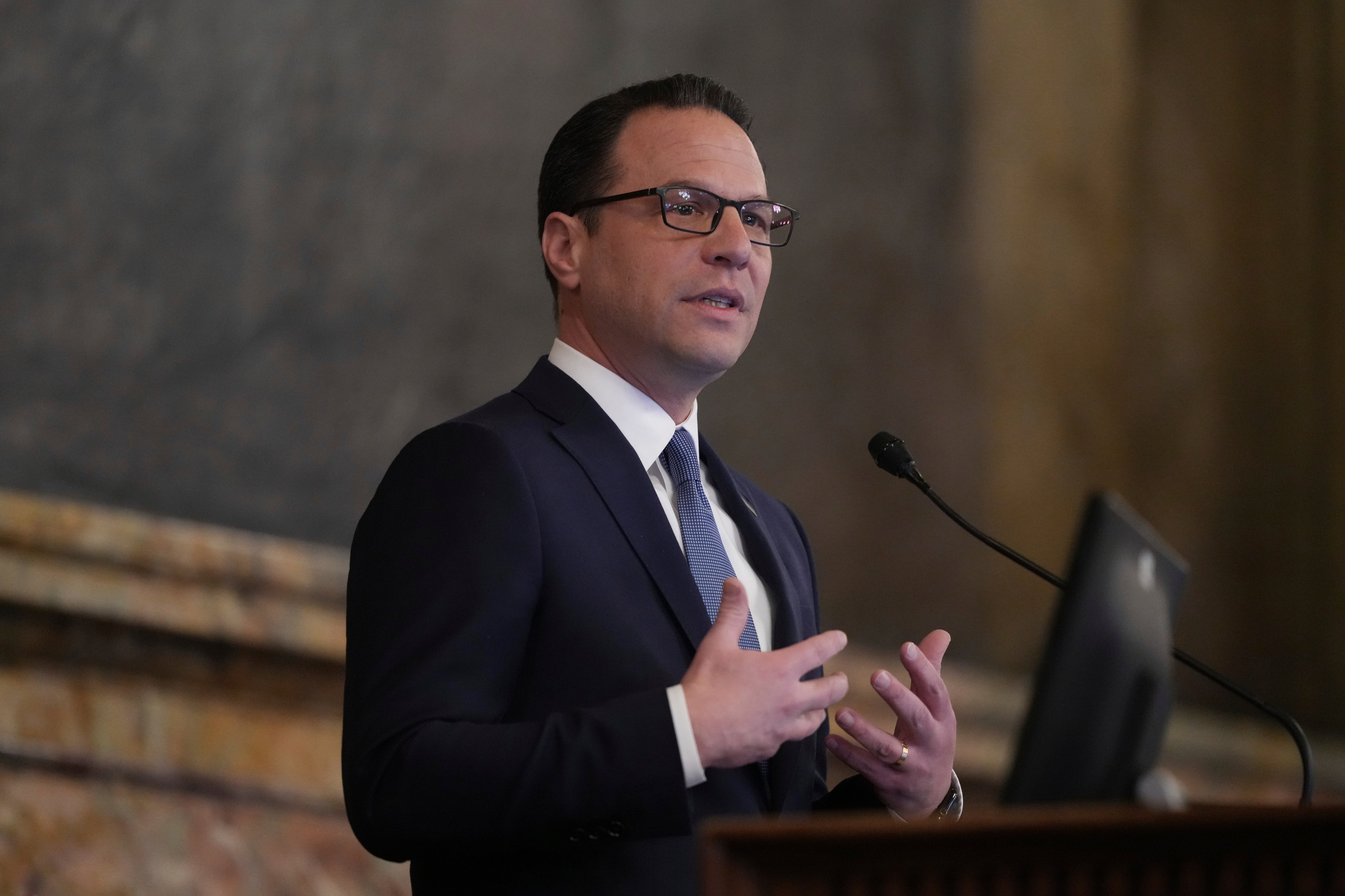 Požar je bio upaljen u prvoj noći Pashe. Shapiro je podijelio fotografiju sediderskog stola svoje obitelji samo nekoliko sati prije incidenta