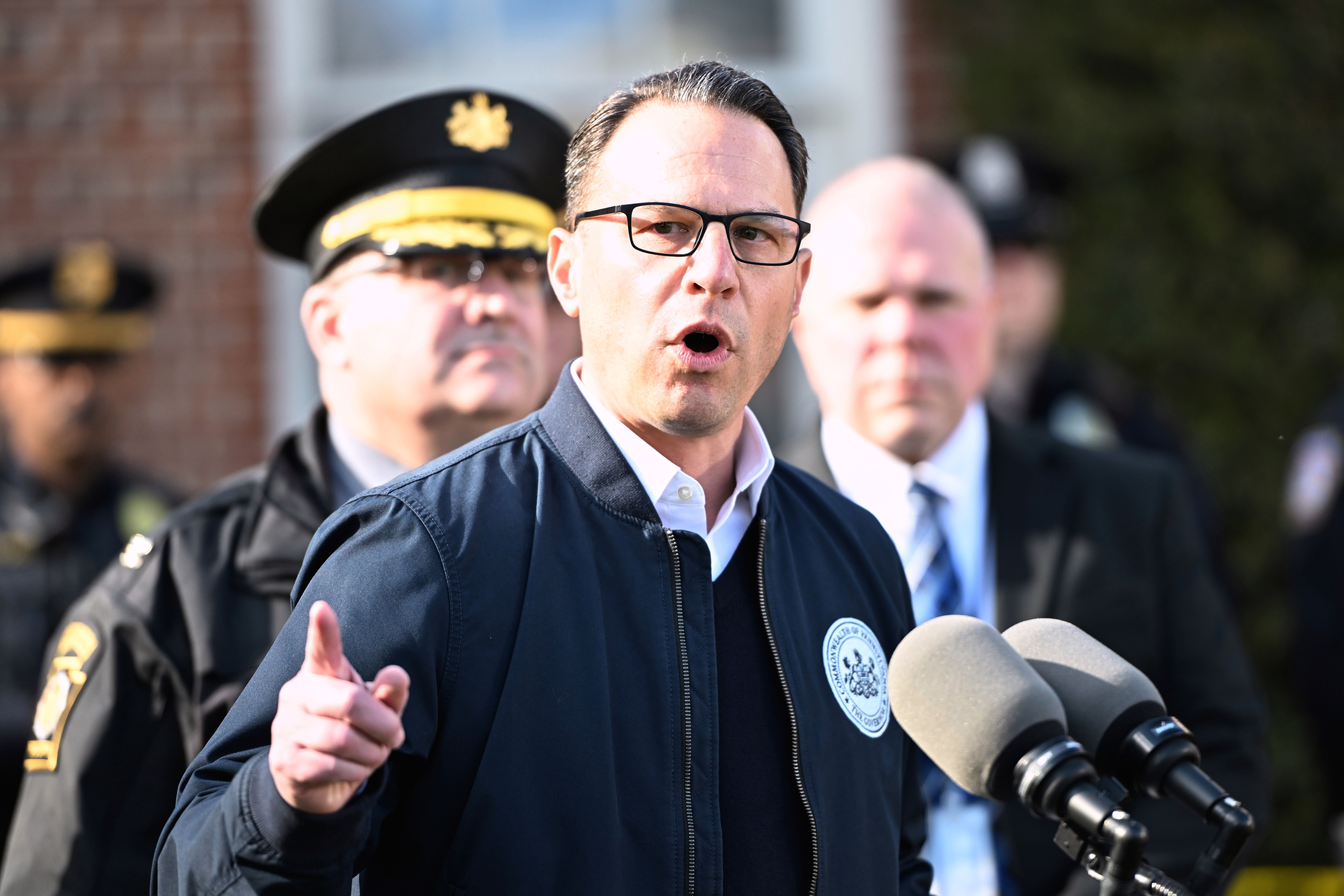 Vlada Pennsylvanije Josh Shapiro govori tijekom konferencije za novinare u službenom rezidenciji guvernera o sumnjivom požaru požaru koja je prisilila njega, njegovu obitelj i goste da pobjegne usred noći na židovskom prazniku Pashe, 13. travnja 2025. u Harririsburgu, Pa. (Ap Photo/Marc Levy)