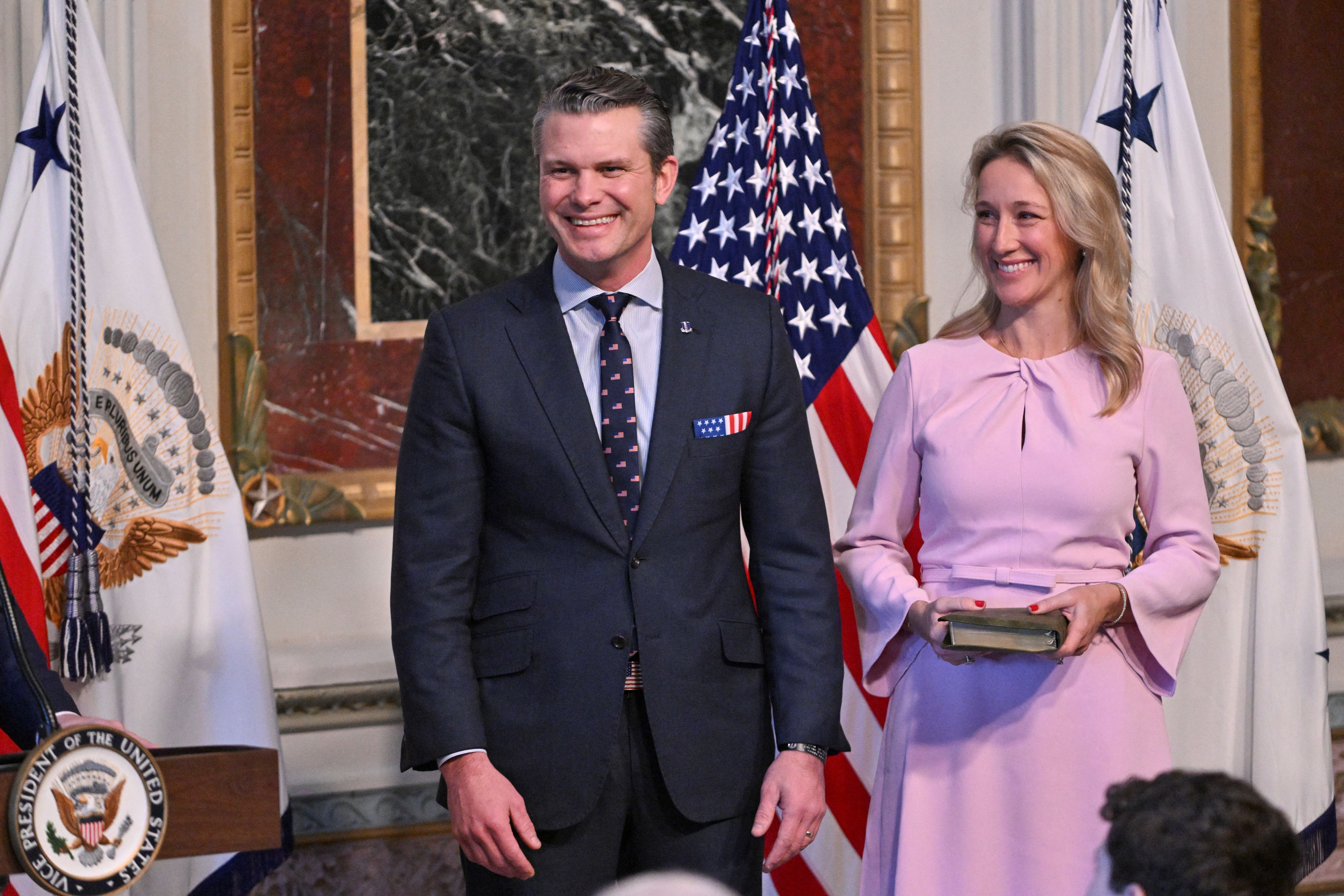 Pete Hegseth navodno je dodao svoju suprugu Jennifer Rauchet u signalni chat pod nazivom 'Obrana | Tim se gužva. '