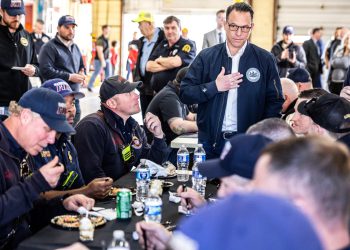 Po njegovim riječima: Shapiro prepričava evakuirajući požar požara u pidžami u prebivalištu guvernera Pennsylvanije