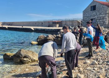 Počišćen otpad u lastovskim uvalama Mihajla i Lučica, te stazama i putovima do uvala