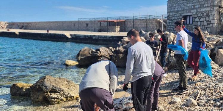 Počišćen otpad u lastovskim uvalama Mihajla i Lučica, te stazama i putovima do uvala
