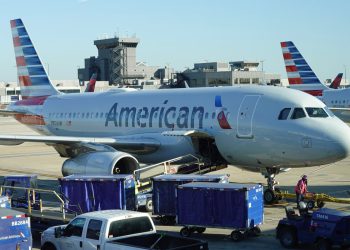 Podnositelji leta American Airlinesa pustili su putnika da umre od srčanog udara, dok se drugi iskrcaju, kaže obitelj