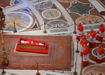 Pogreb Pogreba pape Franjo: Prvi ožalošćeni pogled na papusni lijes dok leži u državi u bazilici svetog Petra