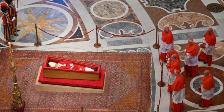 Pogreb Pogreba pape Franjo: Prvi ožalošćeni pogled na papusni lijes dok leži u državi u bazilici svetog Petra