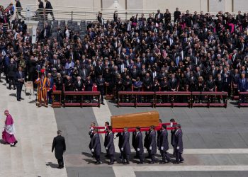 Pogreb pape Franjo: ožalošćeni popunjavaju trg svetog Petra dok se politika oprosti od pape Franjo