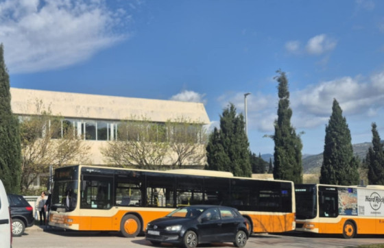 Policija piše kazne nepropisno parkiranim automobilima kod vrtića na Medarevu, Libertasovi vozači zaustavili autobuse