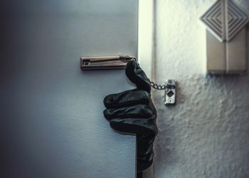 Policija u Šibeniku zatekla muškarca usred provale u kuću