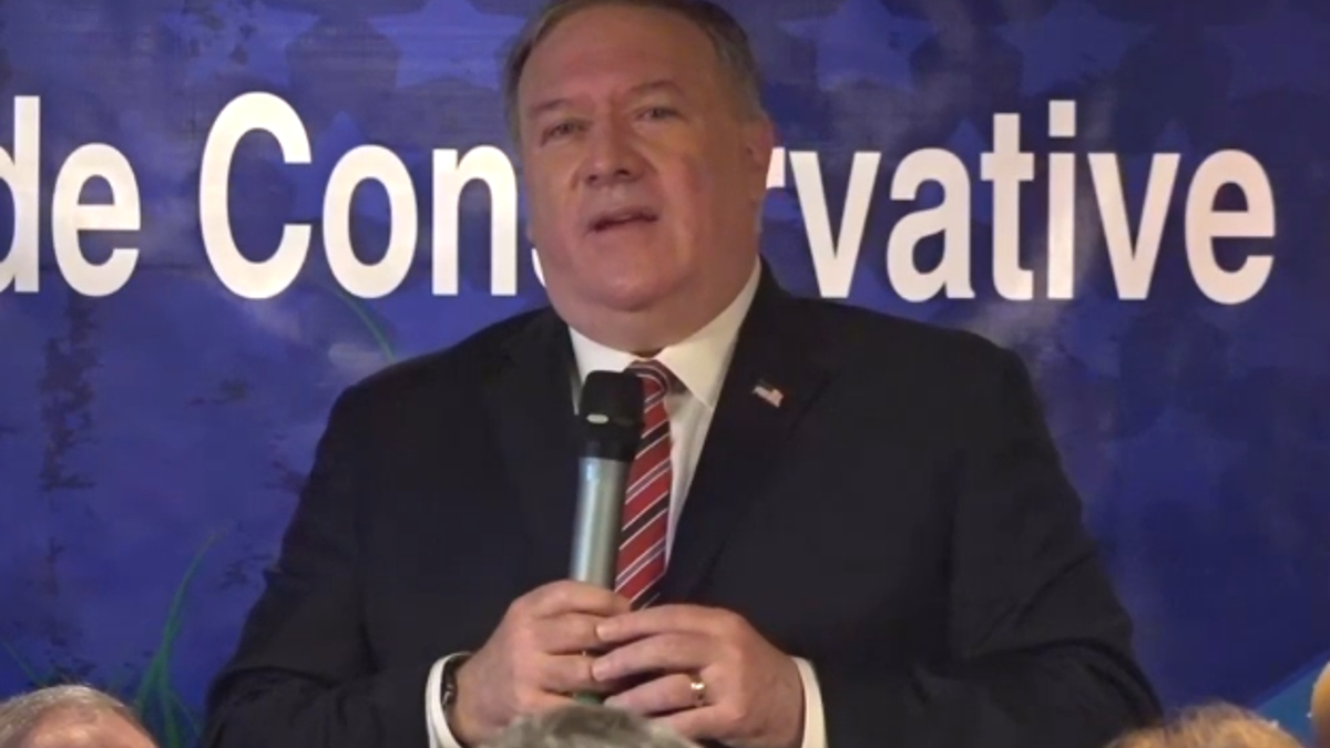 Bivši državni tajnik Mike Pompeo s mikrofonom