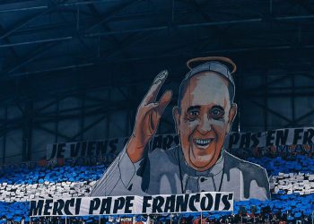 Posebna počast: Marseille odaje počast papi hladnom koreografijom