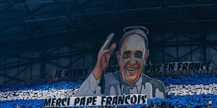Posebna počast: Marseille odaje počast papi hladnom koreografijom