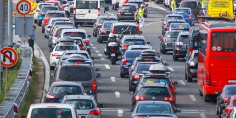 Poslijepodne i potkraj dana očekuju se gužve na cestama