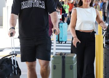 Posljednji parovi stoje! Rhi i Jeff usko propuštaju nespretni trčanje s Jacquijem i Clintom na aerodromu Sydney dok stižu ispred Daily Mail -a oženjeni na prvom mjestu za ponovni ugled