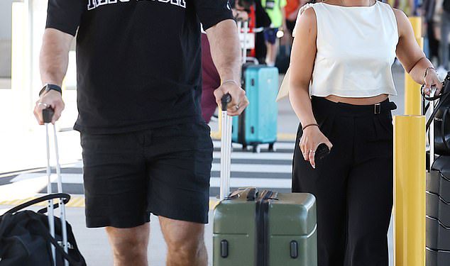 Posljednji parovi stoje! Rhi i Jeff usko propuštaju nespretni trčanje s Jacquijem i Clintom na aerodromu Sydney dok stižu ispred Daily Mail -a oženjeni na prvom mjestu za ponovni ugled