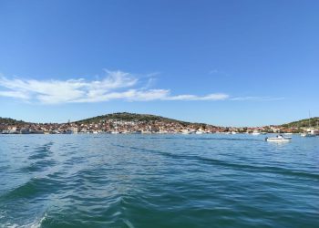 Postavio mobilnu kućicu unutar zaštićenog obalnog pojasa!