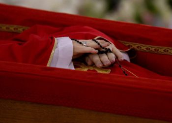 Postoje stroga pravila koja nalažu da se prsten pape Franja mora uništiti nakon njegove smrti