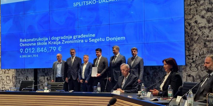 Potpisan ugovor za rekonstrukciju Osnovne škole Kralja Zvonimira i izgradnju školske sportske dvorane u Segetu Donjem