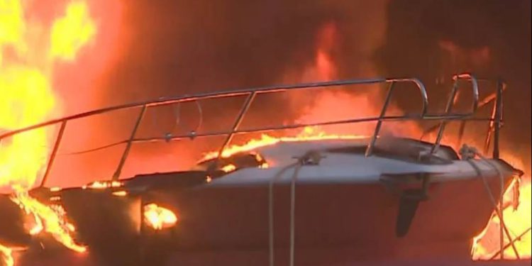 Požar plovila u Marini Veruda