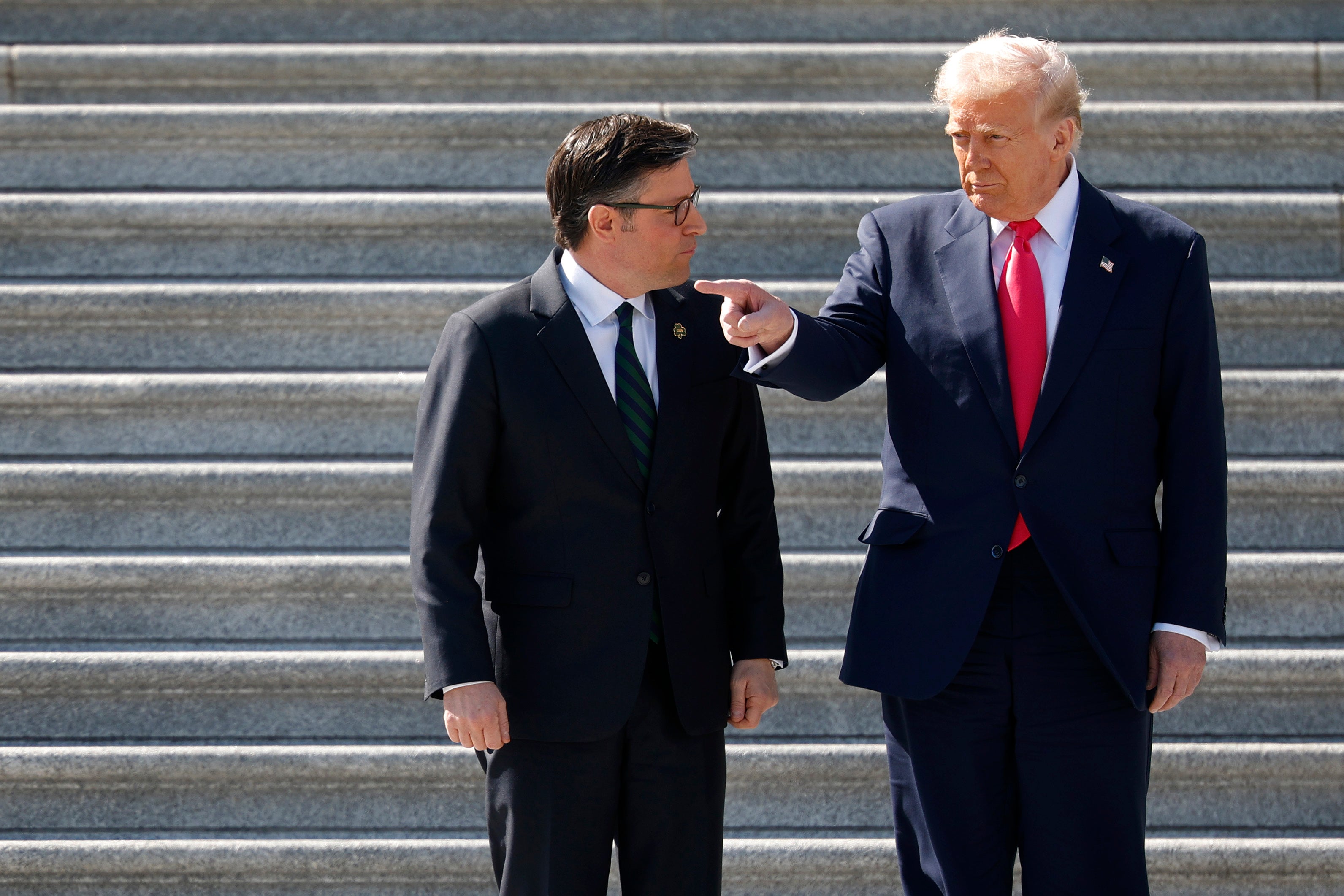 Demokratski odvjetnici općenito tuže Donalda Trumpa zbog njegovog 'neustavnog' izvršnog naloga koji opisuje dramatične promjene u upravi za glasovanje i izbor i prijeti državama gubitkom saveznih fondova ili kaznenim progonom zbog neusklađenosti