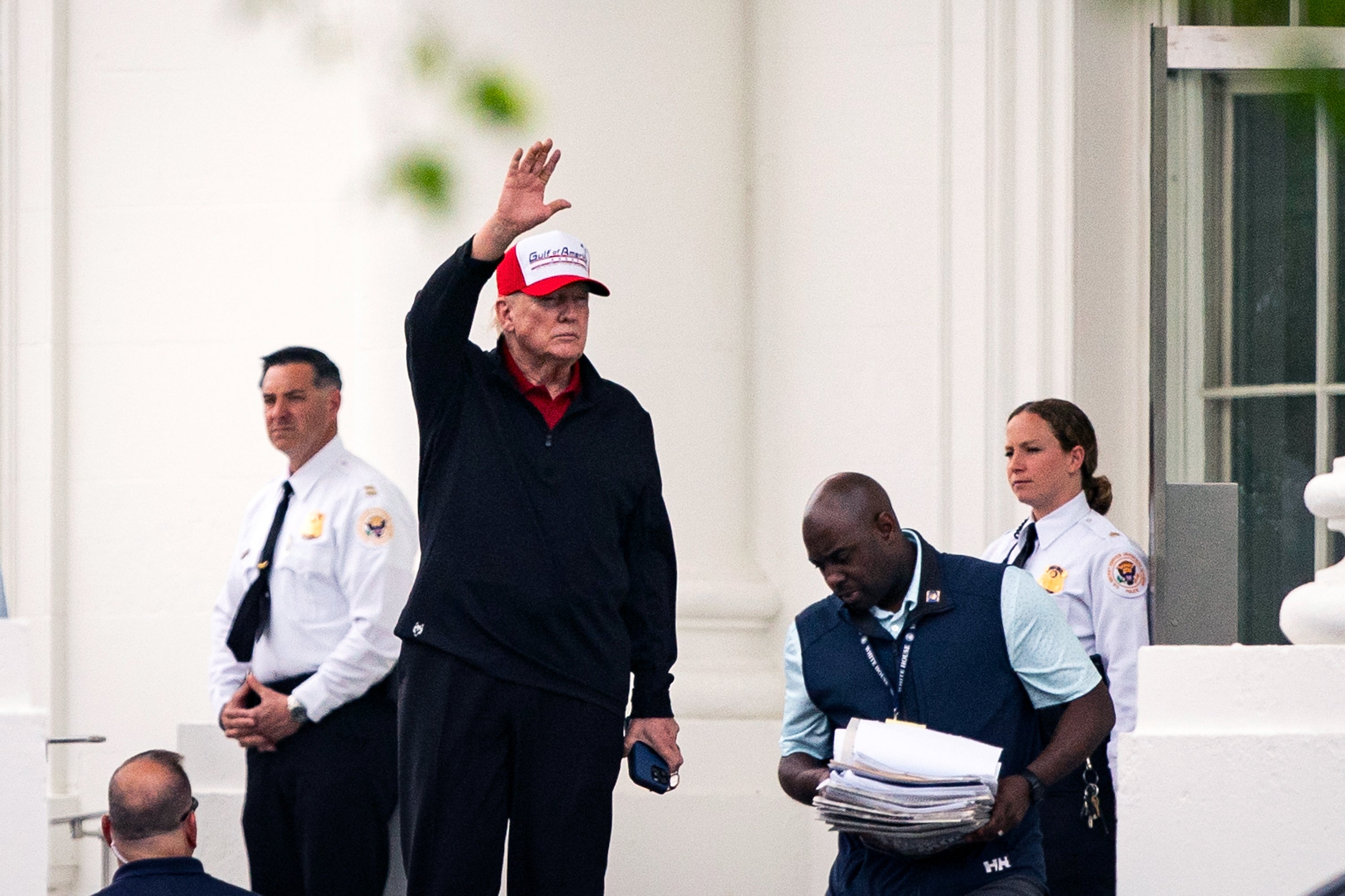 Trump mahne dok napušta Bijelu kuću na uskrsnu nedjelju kako bi putovao na svoje golf teren u Virginiji