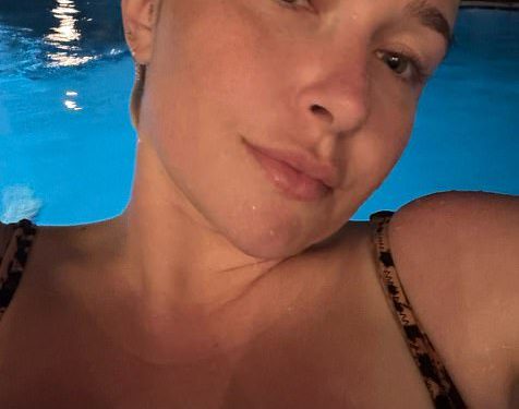 Problematična glumica koja je glumila u ikoničnoj TV emisiji i tinejdžerskim filmovima izgleda neprepoznatljivo u gorući selfie