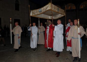 Procesija gradskim ulicama na Veliki petak (FOTO)