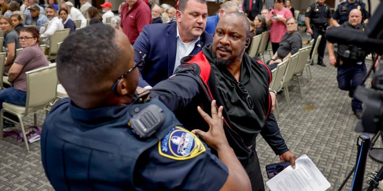 Prosvjednici su se u više navrata ometali kao gradića Marjorie Taylor Greene