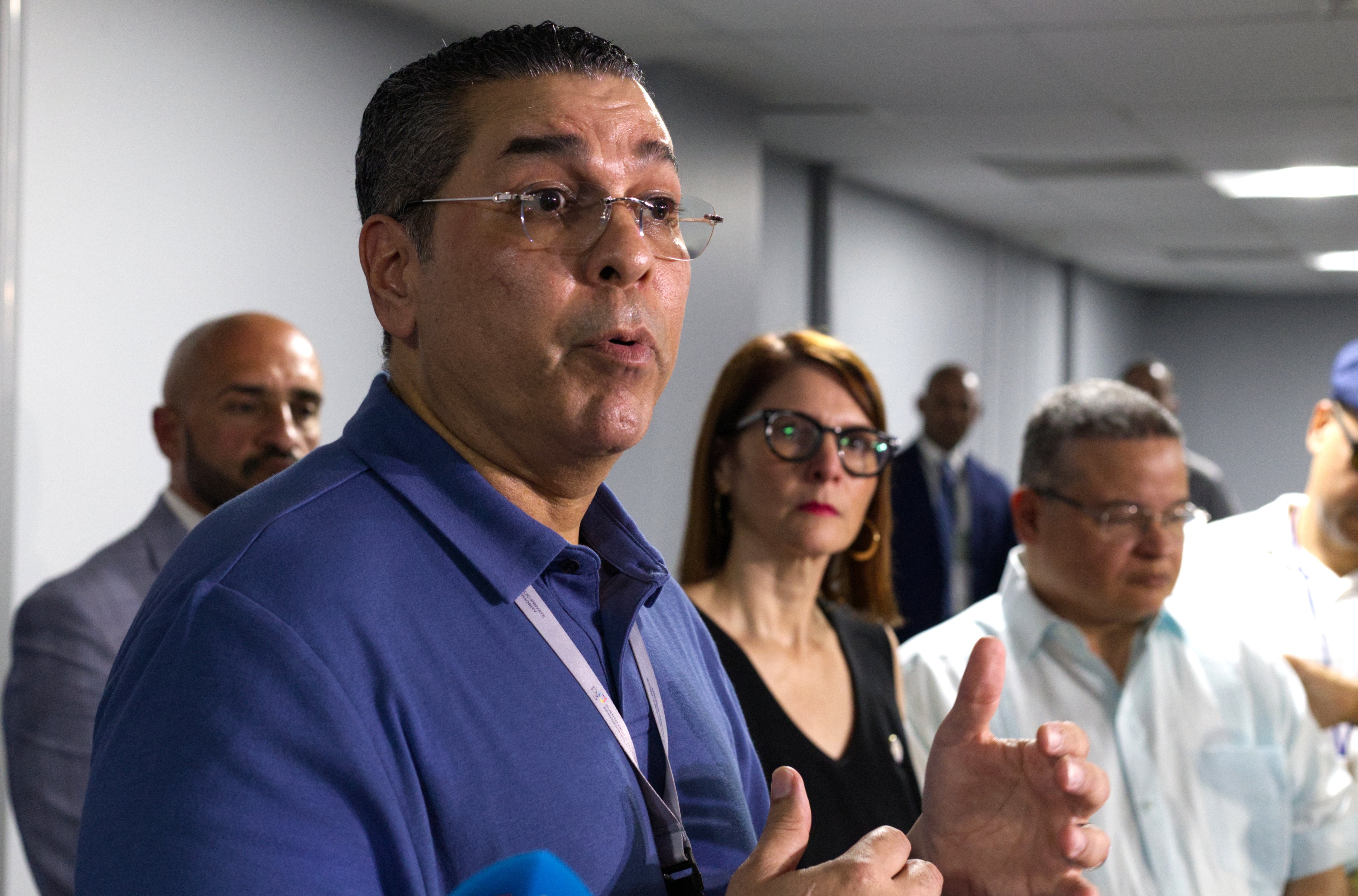 Energetski car Portorika Josué Colón govori zajedno s privremenom guvernerom i državnom sekretaricom Veronicom Ferraiuoli tijekom konferencije za novinare u San Juanu, Portoriko, dok teritorij trpi zamračenje na cijelom otoku na cijelom otoku