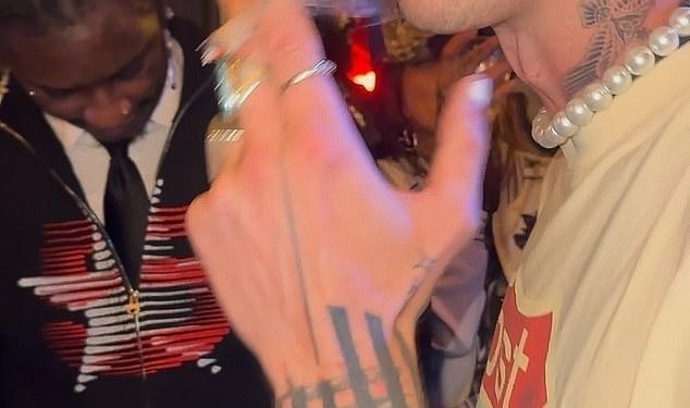 Pušač za pušenje Kelly ima divlje rođendanske zabave tjednima nakon što Megan Fox zajedno pozdravlja svoje prvo dijete