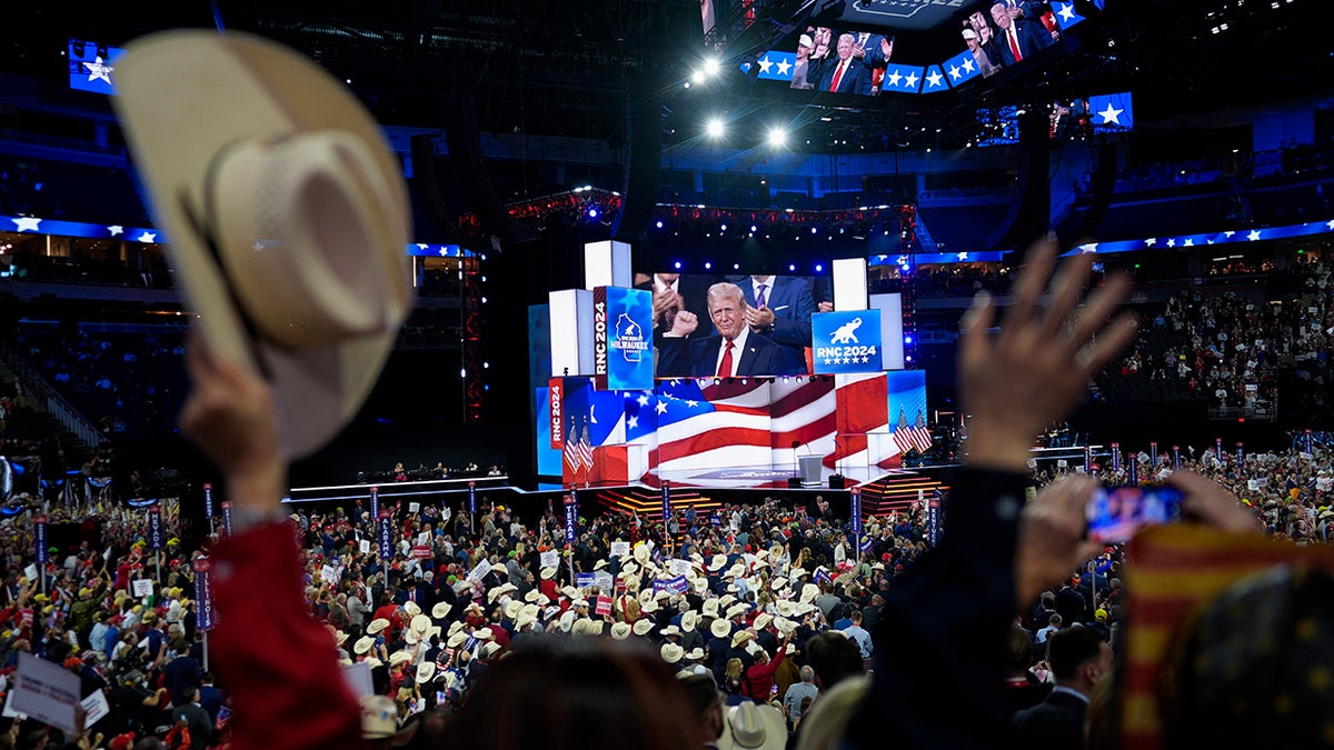 Široki snimak Jumbtrona koji pokazuje Trumpa u 2024. RNC 
