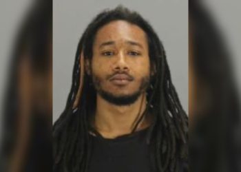 Radnici iz zatvora koji ‘nisu obraćali pažnju’ pustili su muškarca koji je slobodno ubio svoju djevojku. Tjednima je u bijegu