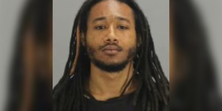 Radnici iz zatvora koji ‘nisu obraćali pažnju’ pustili su muškarca koji je slobodno ubio svoju djevojku. Tjednima je u bijegu