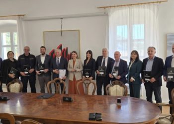 Raguž uručila ugovore: Na Šipanu će se urediti trg, a na Kalamoti obnoviti Dom kulture