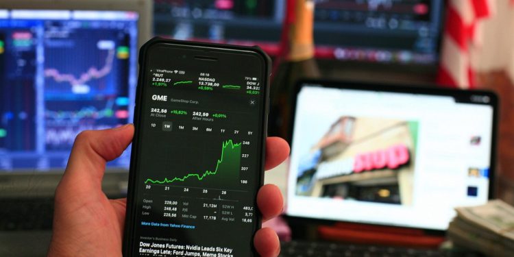 Rastu cijene dionica na burzama širom svijeta, ojačao i dolar