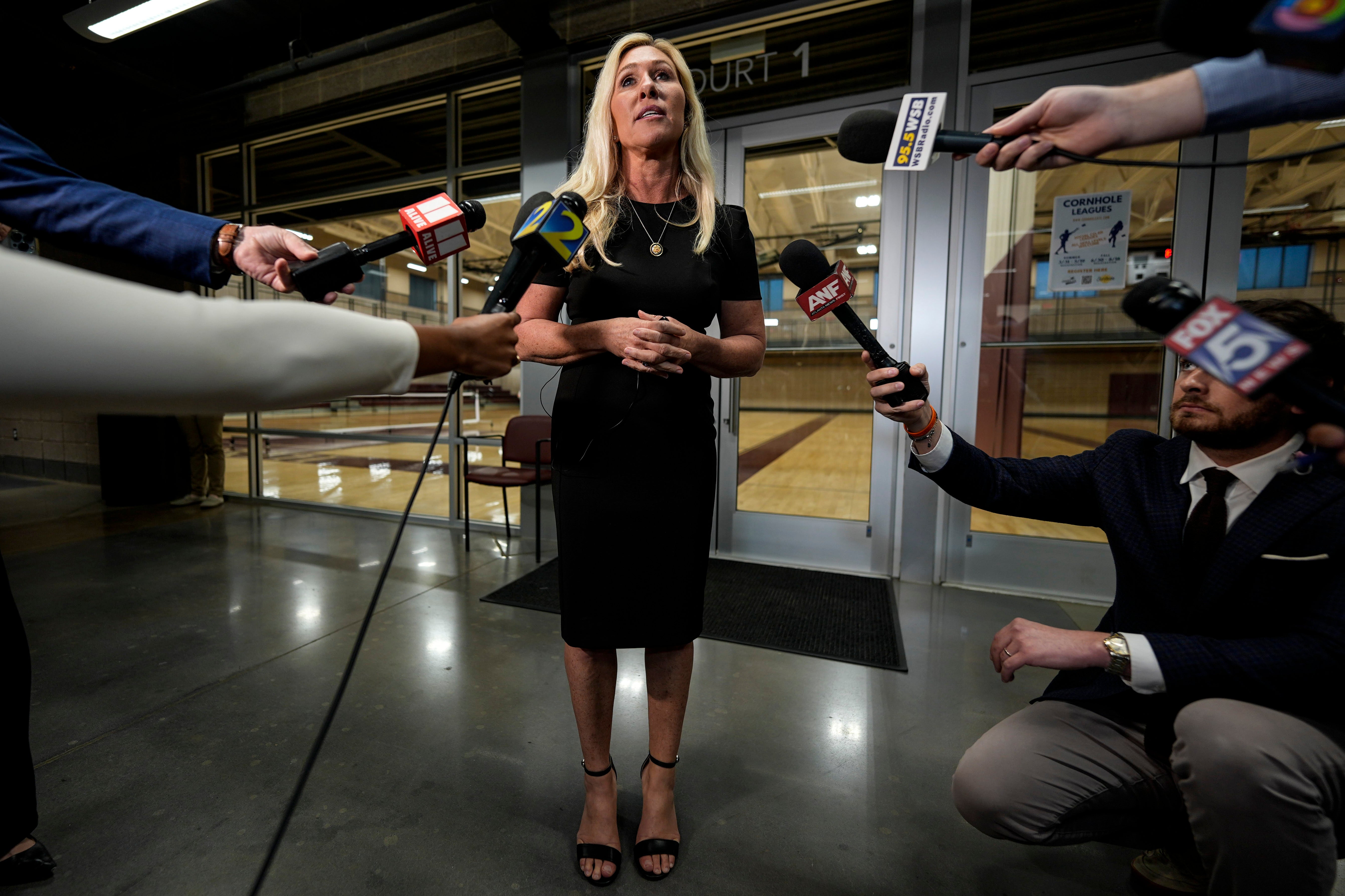 Rep. Marjorie Taylor Greene razgovara s novinarima nakon kaotične gradske vijećnice