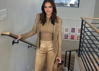 Rhoslc zvijezda, 53, ostavlja obožavatelje zbunjene zbog ‘Kardashian Face’ na šokantnoj filtriranoj fotografiji