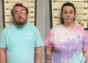 Roditelji su optuženi za mučenje i udaranje petogodišnjeg sina zbog bojenja izvan linija na svojoj domaćoj zadaći