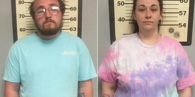 Roditelji su optuženi za mučenje i udaranje petogodišnjeg sina zbog bojenja izvan linija na svojoj domaćoj zadaći