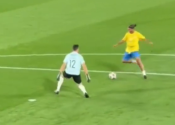 Ronaldinho, elastična kao u stara vremena: Ne vjeruje se u cilj (u 45)!