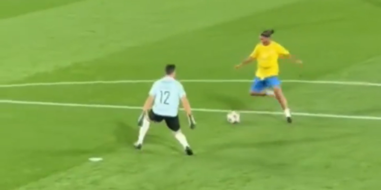 Ronaldinho, elastična kao u stara vremena: Ne vjeruje se u cilj (u 45)!