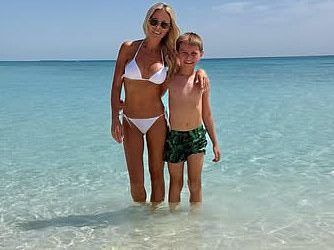 Roxy Jacenko preplavlja svoj obložak u bijelom bikiniju dok pozira sa sinom Hunterom na Crystal Clear Beachu tijekom luksuznog bijega u Dubaiju