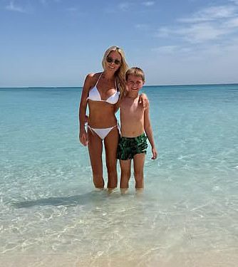 Roxy Jacenko preplavlja svoj obložak u bijelom bikiniju dok pozira sa sinom Hunterom na Crystal Clear Beachu tijekom luksuznog bijega u Dubaiju