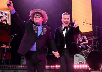 Rusija zabranjuje zaklada Elton John – RT Rusija i bivši Sovjetski savez