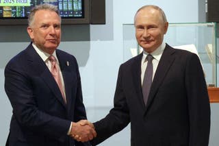 Ruski predsjednik Vladimir Putin i specijalni izaslanik američkog predsjednika Donalda Trumpa Steve Witkoff rukuju se prije svojih razgovora u Sankt Peterburgu u Rusiji