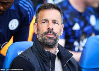 Ruud van Nistelrooy priznaje da je još uvijek u mraku zbog svoje budućnosti Leicestera, ali inzistira na tome da nema žaljenja usprkos Foxesovom ispadanju nakon poraza Liverpoola